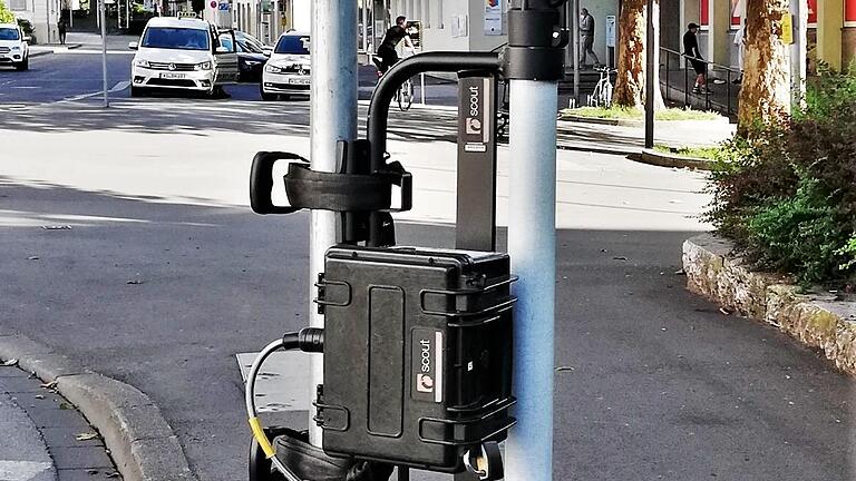 An wichtigen Verkehrsknotenpunkten sind diese in die Höhe ragenden Stangen an Lampenmasten oder Schilderpfosten befestigt, mit einem schwarzen Kasten in Körperhöhe und einer kleinen Kamera oben an der Spitze. - An wichtigen Verkehrsknotenpunkten sind diese in die Höhe ragenden Stangen an Lampenmasten oder Schilderpfosten befestigt, mit einem schwarzen Kasten in Körperhöhe und einer kleinen Kamera oben an der Spitze. An wichtigen Verkehrsknotenpunkten sind diese in die Höhe ragenden Stangen an Lampenmasten oder Schilderpfosten befestigt, mit einem schwarzen Kasten in Körperhöhe und einer kleinen Kamera oben an der Spitze. - An wichtigen Verkehrsknotenpunkten sind diese in die Höhe ragenden Stangen an Lampenmasten oder Schilderpfosten befestigt, mit einem schwarzen Kasten in Körperhöhe und einer kleinen Kamera oben an der Spitze.
