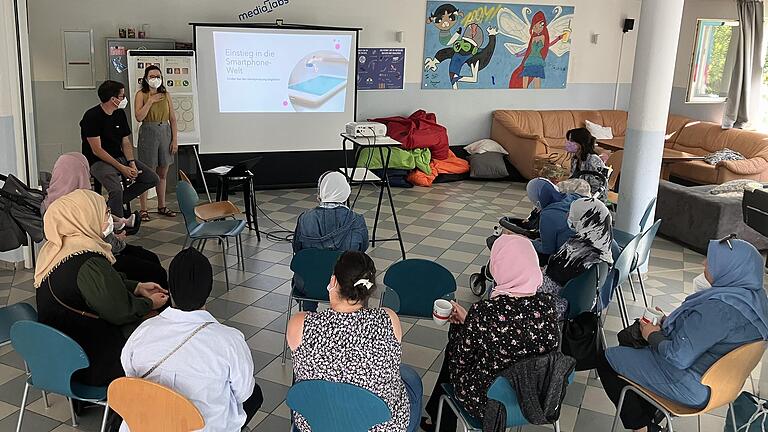 Die Hacer-Hagar Gruppe traf sich zum Frühstück im Jugendzentrum Zoom, um bei einem Vortrag wichtige Informationen zum Thema Digitale Medien zu erhalten. Auf dem Foto neben der Leinwand: Kilian Schick, Fachbereich Jugend und Familie, und Sina-Marie Straub, Stadtjugendring. Die Hacer-Hagar Gruppe traf sich zum Frühstück im Jugendzentrum Zoom, um bei einem Vortrag wichtige Informationen zum Thema Digitale Medien zu erhalten. Auf dem Foto neben der Leinwand: Kilian Schick, Fachbereich Jugend und Familie, und Sina-Marie Straub, Stadtjugendring.
