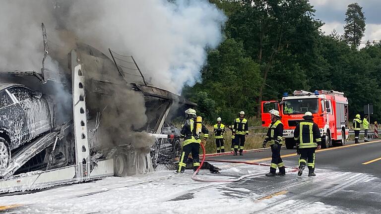 Spektakulärer Einsatz im Juli auf der Autobahn 3: Ein mit acht Autos beladener Sattelzug stand in Flammen und musste von der Feuerwehr gelöscht werden. Spektakulärer Einsatz im Juli auf der Autobahn 3: Ein mit acht Autos beladener Sattelzug stand in Flammen und musste von der Feuerwehr gelöscht werden.