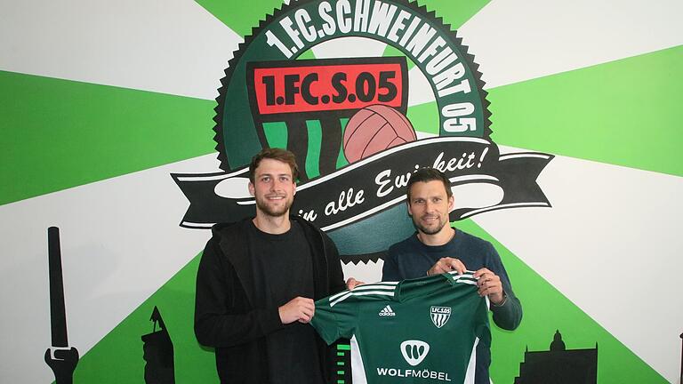 FC-05-Neuzugang Tom Feulner (links) und Schweinfurts Sportleiter Andreas Brendler (rechts).