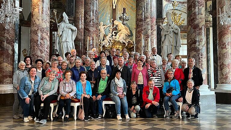 Das Foto zeigt die Reisegruppe in der Hofkirche der Würzburger Residenz. Die 51 Senioren und ihre Begleiter freuten sich, nach langer Zeit wieder einmal einen gemeinsamen Ausflug zu erleben.