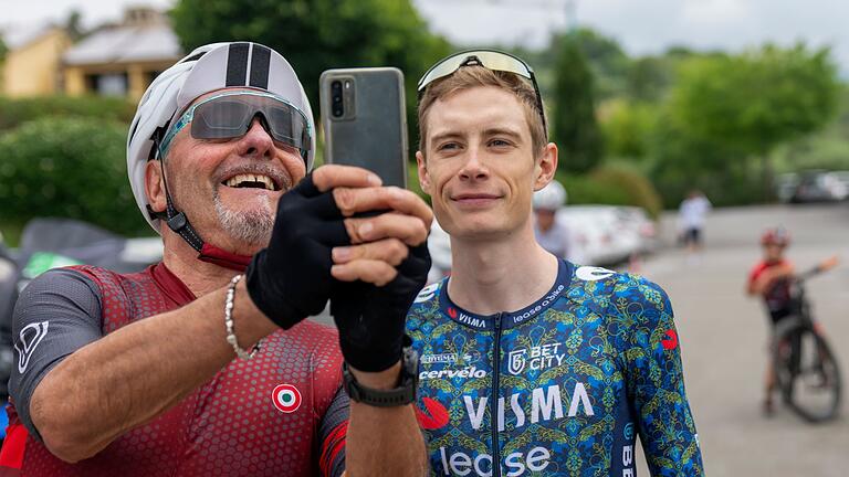 Vor der Tour de France       -  Entspannt mit den Fans: Jonas Vingegaard.