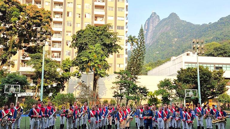 Das Jugendmusikkorps an der deutschen Schule „Escola Alemã Corcovado“, im Hintergrund die berühmte Christusstatue. - Das Jugendmusikkorps an der deutschen Schule „Escola Alemã Corcovado“, im Hintergrund die berühmte Christusstatue. Das Jugendmusikkorps an der deutschen Schule „Escola Alemã Corcovado“, im Hintergrund die berühmte Christusstatue. - Das Jugendmusikkorps an der deutschen Schule „Escola Alemã Corcovado“, im Hintergrund die berühmte Christusstatue.