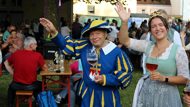 Immer freundlich begrüßt Michael Staudt im blauen Landsknecht-Outfit (hier zusammen mit Weinprinzessin Pauline Endres) seit 50 Jahren die vielen Besucher des Obervolkacher Weinfeste.