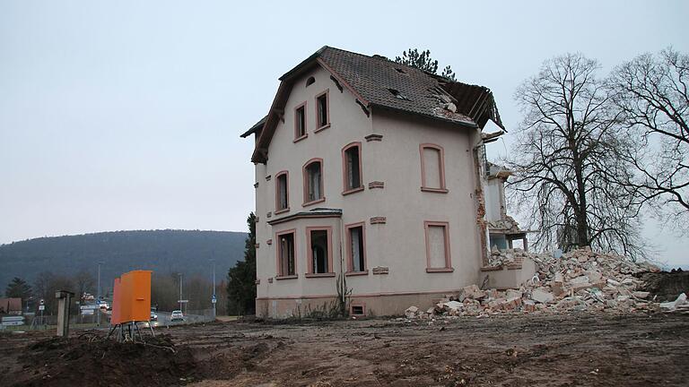 Die Villa am Müllerklein-Kreisel wird abgerissen. Die Villa am Müllerklein-Kreisel wird abgerissen.
