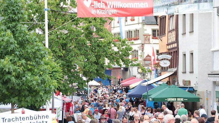 Tag der Franken in Kitzingen: Vier Bühnen, 25 Musikschulgruppen, fränkische Trachten und überall Musik und gute Stimmung. So voll wie am Sonntag war Kitzingen selten und am Ende gab es vor allem eins: zufriedene Gesichter.