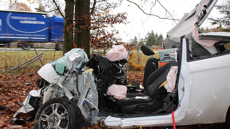 Völlig zerstört blieb der Unfallwagen direkt neben der Autobahn liegen. Die Feuerwehr befreite den eingeklemmten Fahrer. Foto: Ralf Ruppert       -  Völlig zerstört blieb der Unfallwagen direkt neben der Autobahn liegen. Die Feuerwehr befreite den eingeklemmten Fahrer. Foto: Ralf Ruppert