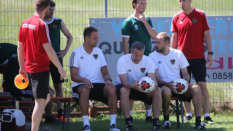 Lagebesprechung: Im Schatten bespricht sich die Führungsriege mit (auf der Bank von links) Sportleiter Björn Schlicke, Trainer Timo Wenzel und Co-Trainer Jan Gernlein.