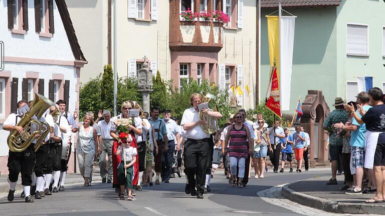 Ein Festzug, angeführt von den Westheimer Musikanten, im Sommer 2015. Solche Veranstaltungen waren im Corona-Jahr 2020 nicht möglich. Dadurch gehen den Vereinen nicht nur Einnahmen verloren, sondern auch der Kontakt zu möglichen neuen Mitgliedern.