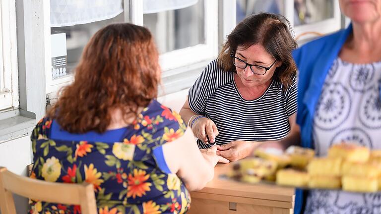 Nagelkosmetikerin Annett Schraud aus dem Wernecker Salon 'Belami Beauty' möchte mit ihrer ehrenamtlichen Arbeit auf dem Beauty Day Menschen, die sich nicht viel leisten können, etwas Gutes tun. Nagelkosmetikerin Annett Schraud aus dem Wernecker Salon 'Belami Beauty' möchte mit ihrer ehrenamtlichen Arbeit auf dem Beauty Day Menschen, die sich nicht viel leisten können, etwas Gutes tun.