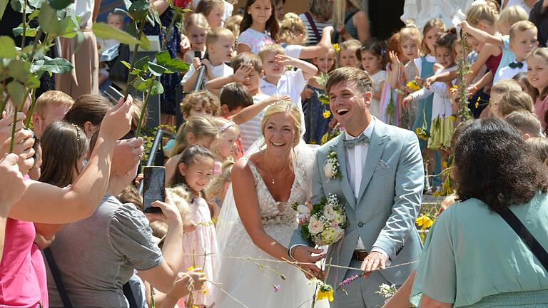 Es war viel los bei der Hochzeit von Kathrin Hümmer-Bördlein und Julian Bördlein Mitte Juli in Reupelsdorf. Zur Hochzeit ihrer Leiterin waren viele Kindergartenkinder der Einrichtung St. Mauritius Wiesentheid gekommen, um zu singen und Spalier zu stehen. Ein besonders freudiges Erlebnis für Kinder und Ehepaar.