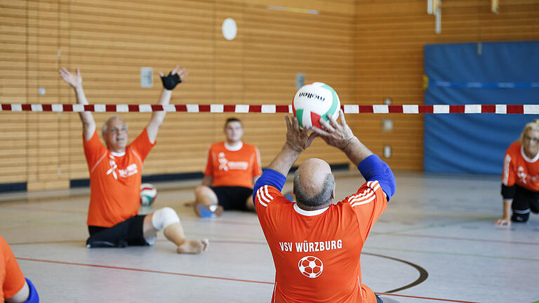 Auch Sitzball kann sehr anstrengend sein. Foto:Johannes Kiefer Auch Sitzball kann sehr anstrengend sein. Foto:Johannes Kiefer