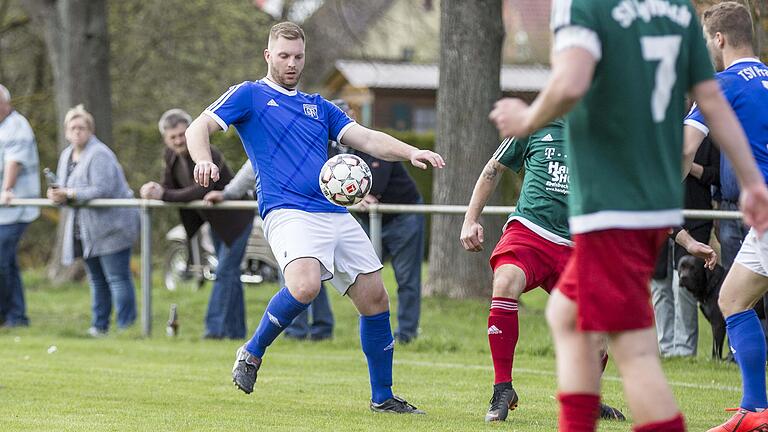 Verzichten freiwillig auf die Kreisliga: Tobias Krapf (am Ball) und die SG Prappach/Oberhohenried.