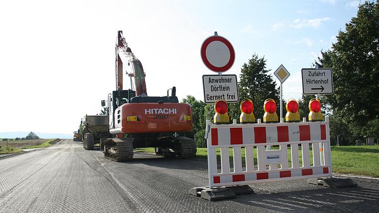 Solange die Suche nach möglichen im Boden schlummernden Kampfmittel aus der Zeit des Zweiten Weltkriegs entlang der Baustelle an der Kreisstraße zwischen Gerolzhofen und Brünnstadt laufen, stehen die großen Baumaschinen still, wie hier am Ortseingang von Brünnstadt.