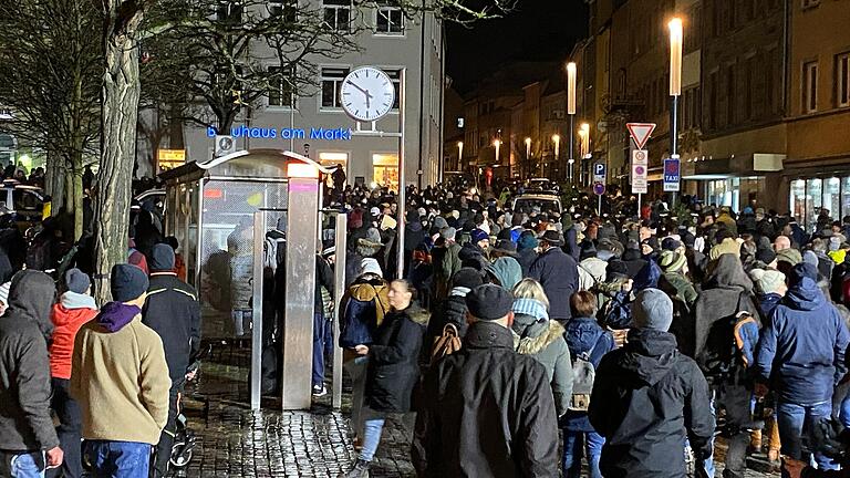 Bis zu 2000 Menschen kamen laut Polizei am Sonntagabend zu einem 'Spaziergang' durch die Schweinfurter Innenstadt. Bereits am Montag wurden zwei Demonstranten wegen Körperverletzung verurteilt.