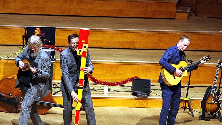 „Wildes Holz“ hat den Kissinger Winterzauber eröffnet. Bei Grönemeyers Hymne „Mensch“ hat Tobias Reisige (Mitte) eine Subgroßbassblockflöte gespielt, die den tiefen Grundton beisteuert.       -  „Wildes Holz“ hat den Kissinger Winterzauber eröffnet. Bei Grönemeyers Hymne „Mensch“ hat Tobias Reisige (Mitte) eine Subgroßbassblockflöte gespielt, die den tiefen Grundton beisteuert.