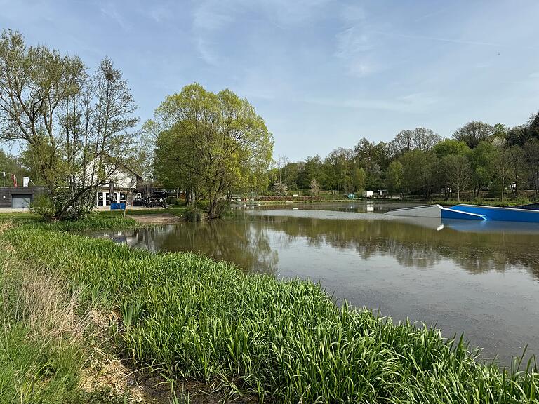 Durch den Wake Park ist der Thulba See weit über die Region hinaus bekannt. Hier kann man baden oder sein Talent auf Wakeboard oder Wasserski ausprobieren.