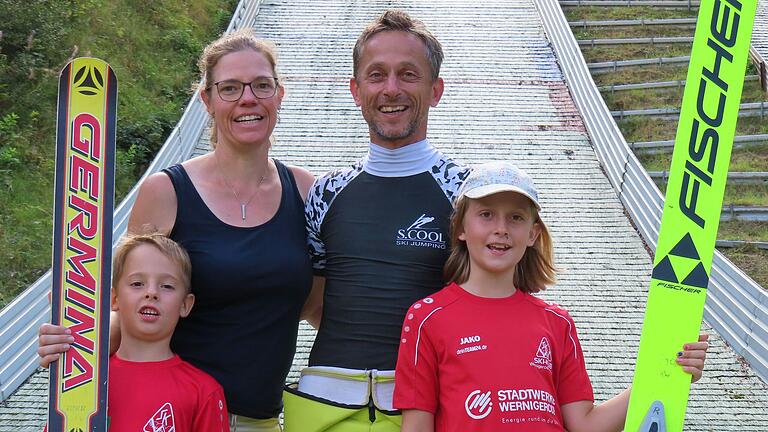 Eine sportliche Familie sind Tanja Schöne (links) und Marc Schweter mit ihren Kindern Mika und Sina. Beim Skispringen um den Kloster-Kreuzberg-Pokal sind Marc Schweter und seine beiden Kinder gemeinsam angetreten.