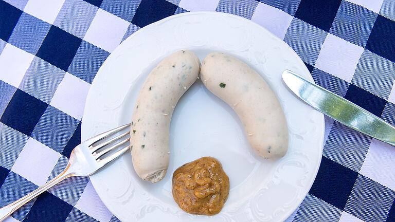 Weißwürste       -  Die Weißwurst aus Bayern ist berühmt, in aller Welt. Doch wie isst man sie richtig?