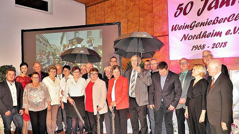 Zahlreiche Mitglieder des Karnevalsvereins Weingenießerclub Nordheim wurden beim Gala-Abend am Samstag für langjährige Mitgliedschaft und besondere Leistungen ausgezeichnet. Mit im Bild sind auch die Gründungsmitglieder sowie Moderatorin Nicole Then (Zweite v. l.).