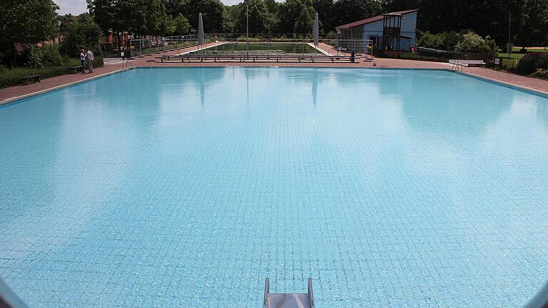 Das Volkacher Freibad startet am Donnerstag, 20. Juni, mit Verspätung in die Freibad-Saison. Geöffnet werden allerdings nur Nichtschwimmer- und Kleinkindbecken. Das Schwimmerbecken bleibt von einem Bauzaun umgeben. Im Bild das Nichtschwimmerbecken, im Hintergrund ist das umzäunte Schwimmerbecken zu sehen.