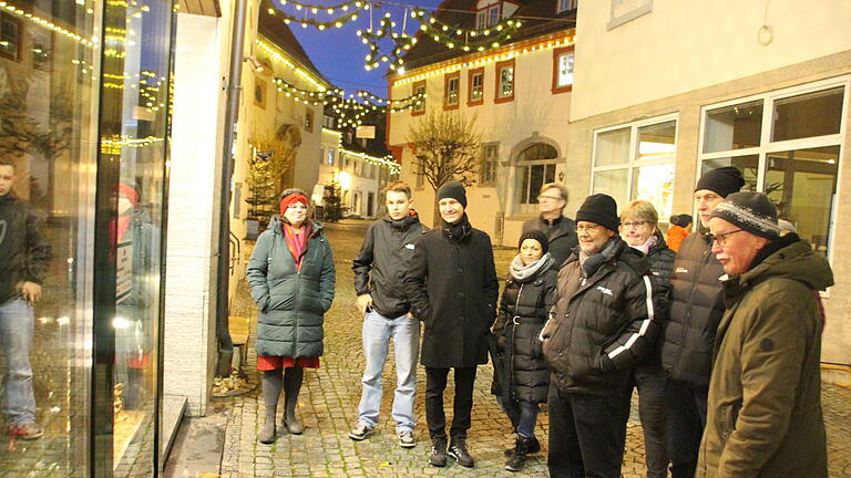 Zum Auftakt der Krippenstraße gab Bruno Steger (re.) einige Erläuterungen zu den ausgestellten Krippen beim Rundgang.