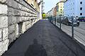 Wo früher eine Hecke wuchs, ist jetzt Asphalt. Eine Baumaßnahme in der Sanderau, die für Ärger gesorgt hat. Die Bauaufsicht Würzburg erhielt gleich mehrere Meldungen von Bürgerinnen und Bürgern.&nbsp;