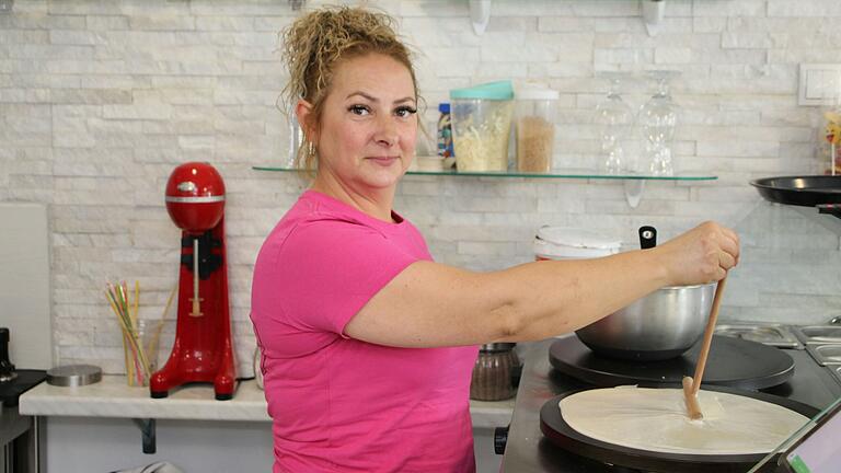 Sorina Hasanoglou hat in ihrem Café eine Crêpière. Sorina Hasanoglou hat in ihrem Café eine Crêpière.