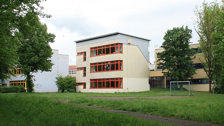 Geht es nach Bürgermeister Wozniak, sollen die beiden Schulverbände künftig Bauherrin für den geplanten Neubau des Grund- und Mittelschule werden. Bislang ist die Stadt dafür verantwortlich. Geht es nach Bürgermeister Wozniak, sollen die beiden Schulverbände künftig Bauherrin für den geplanten Neubau des Grund- und Mittelschule werden. Bislang ist die Stadt dafür verantwortlich.