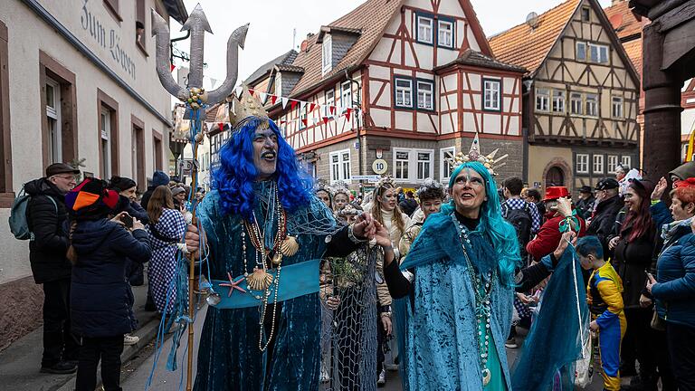Die Motivgruppe 'Wassergeister und Wassernixen' leiteten allem Anschein nach Poseidon und Amphitrite an Rienecks historischem Zentrum vorbei. Die Motivgruppe 'Wassergeister und Wassernixen' leiteten allem Anschein nach Poseidon und Amphitrite an Rienecks historischem Zentrum vorbei.