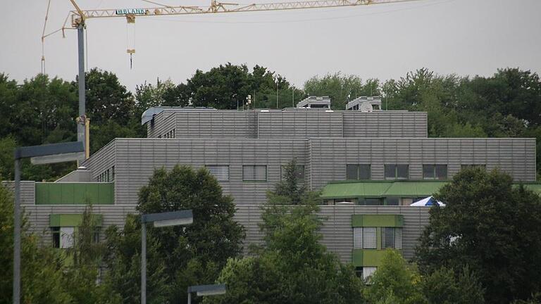 Alles wird neu: Die Klinik Kitzinger Land, gesehen von den Marshall Heights aus. Alles wird neu: Die Klinik Kitzinger Land, gesehen von den Marshall Heights aus.