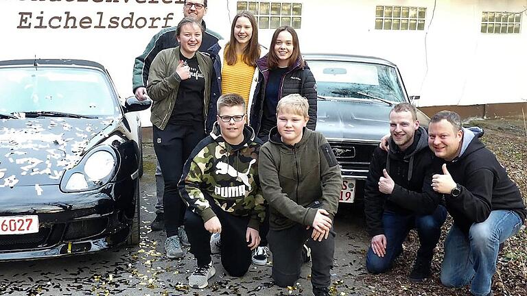 Meisterlicher Empfang für die Eichelsdorfer Jungschützen - Welcher Jugendliche hat schon die Auswahl zwischen einem Ford Mustang und einem Porsche Carrera? Für die Eichelsdorfer Jungschützen wurde dieser fahrbare Traum Realität, als sie von den Sportflitzern von der Haustür ins örtliche Schützenhaus chauffiert wurden. Und damit noch nicht genug: Den Gang ins Schützenhaus absolvierten die Jugendlichen auf dem obligatorischen roten Teppich zu Siegerhymnen der eigens dafür aufgebauten Stereoanlage. Zum letzten Rundenkampf der laufenden Saison erwarteten die bis dato ungeschlagenen Eichelsdorfer das Schlusslicht aus Ditterswind, das bisher noch ohne Punkte dastand. Eine klare Angelegenheit möchte man meinen, doch es wurde beim Auswerten dann spannender als gedacht. Für die Heimmannschaft wussten Anna Gleichmann mit 349 Ringen, Julia Kurz (343) und Silas Pflüger (325) zu überzeugen. Dem gegenüber standen die Gäste aus Ditterswind mit Paul Eckl (344), Lorenz Appel (322) und Cheyenne Prediger (298). Das Endresultat fiel mit 1017:964 Ringen zu Gunsten der Eichelsdorfer Jugend aus. Der Spitzenreiter bleibt damit auch nach dem letzten Kampf ohne Punktverlust in der Jugendgruppe Schweinfurt Nord. Als Ersatzschützen gingen Florian Hesse (306) und Emily Schneider (327) für Eichelsdorf sowie Julian Seits (282) für Ditterswind an den Schützenstand. Unser Bild zeigt die Meistermannschft mit (hinten) dem 1. Vorsitzenden Michael Geier sowie (Mitte) Emily Schneider, Julia Kurz und Anna Gleichmann und (vorne) Silas Pflüger, Florian Hesse, Jugendleiter Thomas Kaiser und den 2. Vorsitzenden Manuel Warmuth. (pm) Meisterlicher Empfang für die Eichelsdorfer Jungschützen - Welcher Jugendliche hat schon die Auswahl zwischen einem Ford Mustang und einem Porsche Carrera? Für die Eichelsdorfer Jungschützen wurde dieser fahrbare Traum Realität, als sie von den Sportflitzern von der Haustür ins örtliche Schützenhaus chauffiert wurden. Und damit noch nicht genug: Den Gang ins Schützenhaus absolvierten die Jugendlichen auf dem obligatorischen roten Teppich zu Siegerhymnen der eigens dafür aufgebauten Stereoanlage. Zum letzten Rundenkampf der laufenden Saison erwarteten die bis dato ungeschlagenen Eichelsdorfer das Schlusslicht aus Ditterswind, das bisher noch ohne Punkte dastand. Eine klare Angelegenheit möchte man meinen, doch es wurde beim Auswerten dann spannender als gedacht. Für die Heimmannschaft wussten Anna Gleichmann mit 349 Ringen, Julia Kurz (343) und Silas Pflüger (325) zu überzeugen. Dem gegenüber standen die Gäste aus Ditterswind mit Paul Eckl (344), Lorenz Appel (322) und Cheyenne Prediger (298). Das Endresultat fiel mit 1017:964 Ringen zu Gunsten der Eichelsdorfer Jugend aus. Der Spitzenreiter bleibt damit auch nach dem letzten Kampf ohne Punktverlust in der Jugendgruppe Schweinfurt Nord. Als Ersatzschützen gingen Florian Hesse (306) und Emily Schneider (327) für Eichelsdorf sowie Julian Seits (282) für Ditterswind an den Schützenstand. Unser Bild zeigt die Meistermannschft mit (hinten) dem 1. Vorsitzenden Michael Geier sowie (Mitte) Emily Schneider, Julia Kurz und Anna Gleichmann und (vorne) Silas Pflüger, Florian Hesse, Jugendleiter Thomas Kaiser und den 2. Vorsitzenden Manuel Warmuth. (pm)