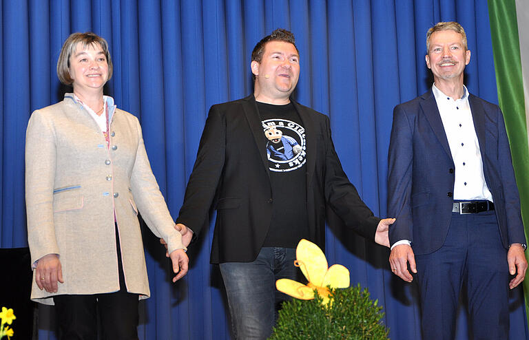 Unterstützung: Die stellvertretende Bezirksbäuerin Anette vom Berg Erbar und BBV-Geschäftsführer Elmar Konrad (rechts) unterstützten Bauchredner Sebastian Reich (Mitte) tatkräftig. Unterstützung: Die stellvertretende Bezirksbäuerin Anette vom Berg Erbar und BBV-Geschäftsführer Elmar Konrad (rechts) unterstützten Bauchredner Sebastian Reich (Mitte) tatkräftig.