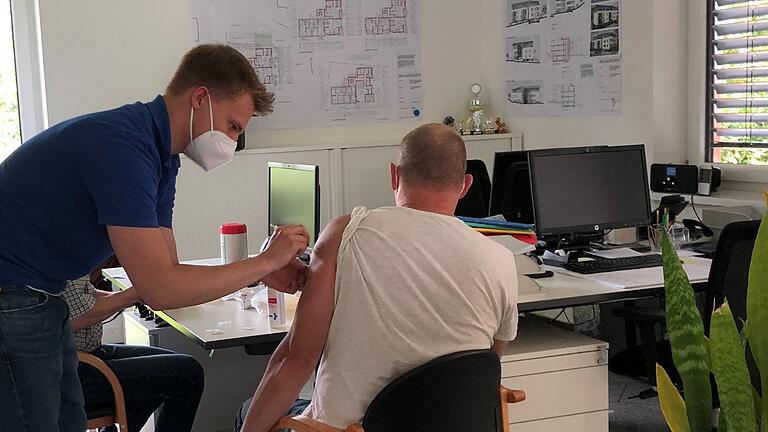 Auch die kleineren Betriebe in der Region haben Impfaktionen gestartet. Betriebsarzt Ulrich Seltsam hatte hier bei einem Gemündener Unternehmen Unterstützung von Medizinstudent Jan Gutsmann. Auch die kleineren Betriebe in der Region haben Impfaktionen gestartet. Betriebsarzt Ulrich Seltsam hatte hier bei einem Gemündener Unternehmen Unterstützung von Medizinstudent Jan Gutsmann.