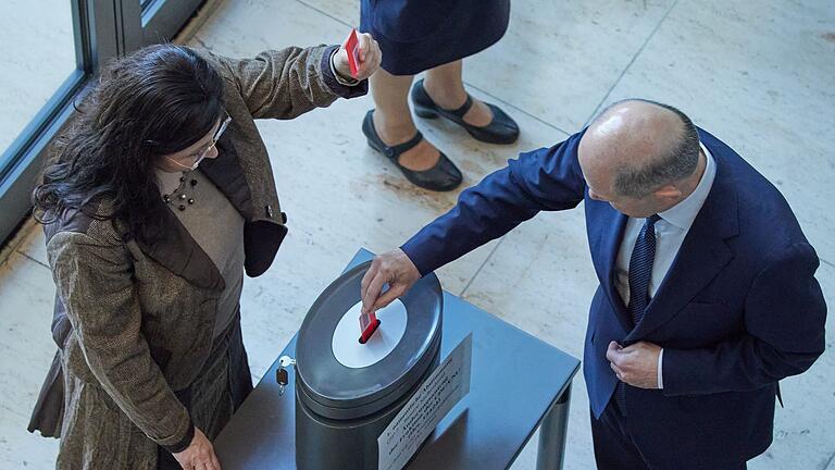 Bundestag       -  Im Bundestag haben Kanzler Olaf Scholz (r.) und seine Koalition ihr &bdquo;Sicherheitspaket&rdquo; durchgebracht.