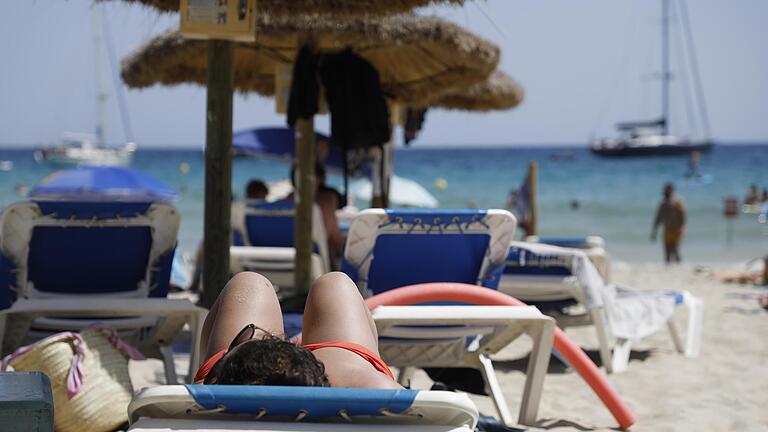 306971954.jpg       -  Auf Kreta am Strand liegen. Leicht zu erreichen mit dem Auto. Doch welche Regeln gelten eigentlich mit dem Auto auf der Urlaubsinsel?