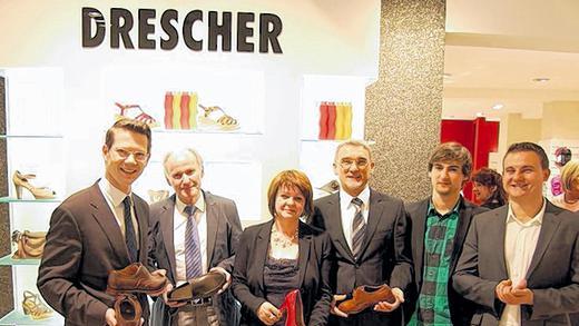 Familienunternehmen im 82. Jahr: Schuh-Drescher. Nach einem Generalumbau ist das Geschäft am Roßmarkt 1 wieder eröffnet worden. Mit dabei (von links) Oberbürgermeister Sebastian Remelé, Hauseigentümer Peter Heider, Elke, Karlheinz, Julian und Fabian Drescher.