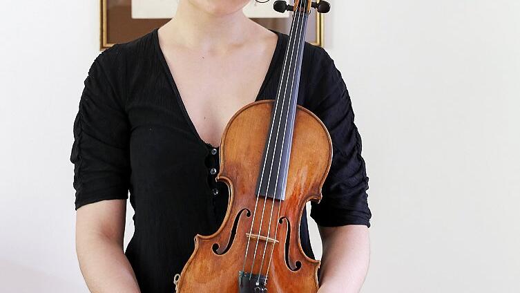 Wie fühlt es sich an, auf einem geschichtsträchtigen Instrument zu spielen? Roberta Verna weiß es. Wie fühlt es sich an, auf einem geschichtsträchtigen Instrument zu spielen? Roberta Verna weiß es.