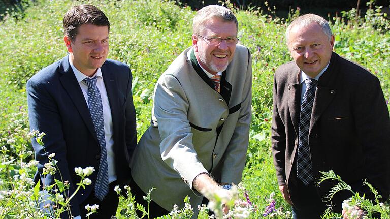 Der damalige bayerische Umweltminister Marcel Huber (Mitte) informierte sich im September 2018 bei einer Ortsbesichtigung am Klaushof über die Örtlichkeiten für ein Naturerlebniszentrum.