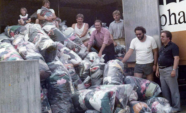 Bei der Hilfsaktion 1983 konnte ein Lkw voll mit Spenden nach Polen gefahren werden. Hier beim Beladen der Spenden (von links) Bernhard Zellmann, Paul Hümmer, Emil Moser, Hermann Kraus. Bei dieser Spendenaktion waren Günther Schneider und der damalige Bürgermeister Franz Blasl offizielle Reisebegleiter .