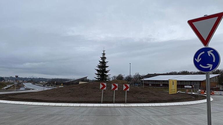 Ab Donnerstagabend wieder frei ist ein Teil der Straße zwischen Kitzingen und Großlangheim. Da wird das Stück bis zum Kreisverkehr, also den Einfahrten zum Gewerbepark ConneKT und dem Richthofen Circle, freigegeben.