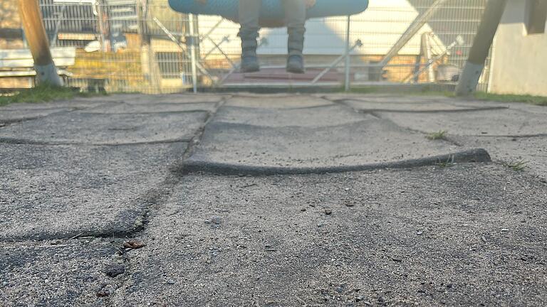 Garten St. Josef Kindergarten Hammelburg       -  Gummimatten im Außenbereich werden mit den Jahren zu echten Stolperfallen.