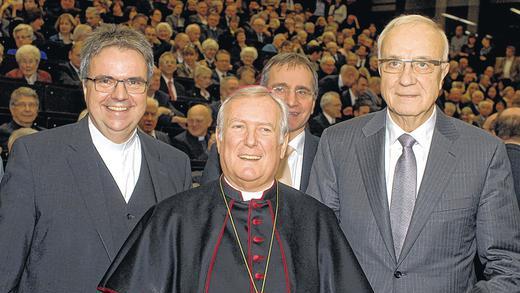 Diözesanempfang: Journalist Fritz Pleitgen (rechts) beleuchtete auf Einladung des Würzburger Bischofs Friedhelm Hofmann (Mitte) das Verhältnis von Kirche und Medien, links Domkapitular Clemens Bieber.