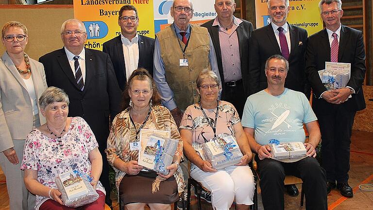 Beim Gründungsfest der Regionalgruppe Rhön-Grabfeld im Landesverband Niere Bayern wurden Mitglieder für 20-jährige Treue ausgezeichnet. Hinten von links bei den Ehrungen: Bundestagsabgeordnete Sabine Dittmar, Bundesvorsitzender Peter Gilmer, Bürgermeister Thomas Bruckmüller, Vorsitzender Edwin Gensler, stellvertretender Landesvorsitzender Thomas Ganzer, Landesvorsitzender Steffen Vogel und Dr. Roland Blum sowie vorne Otti Gensler, Rosa Früh, Sabine und Wolfgang Mohr.