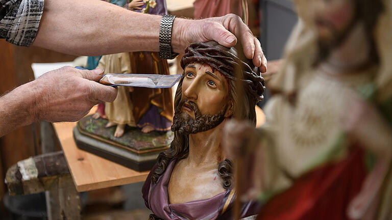 Jesus mit der Dornenkrone. Die Gestaltung der Augen erfordert besonderes Geschick. Jesus mit der Dornenkrone. Die Gestaltung der Augen erfordert besonderes Geschick.