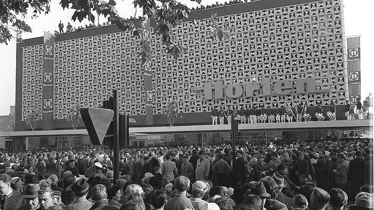 Bei der Eröffnung des ehemaligen Kaufhauses 'Horten', am 29. Oktober 1964, war der Andrang enorm. Die aktuelle Sparpolitik von Galeria Karstadt Kaufhof macht eine Rückkehr zu diesen Glanztagen unmöglich.