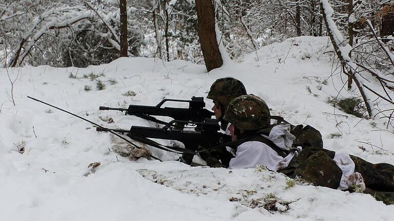 Soldaten der Mainfranken-Kaserne bei ihrer Grundausbildung im Winter (Archivbild).