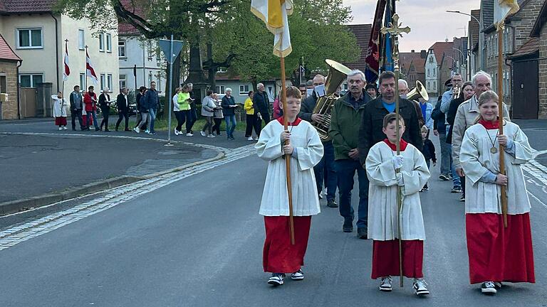 Prozession zum Gelobten-Amt in Mönchstockheim, auf dem Rückweg in die Kirche. Prozession zum Gelobten-Amt in Mönchstockheim, auf dem Rückweg in die Kirche.