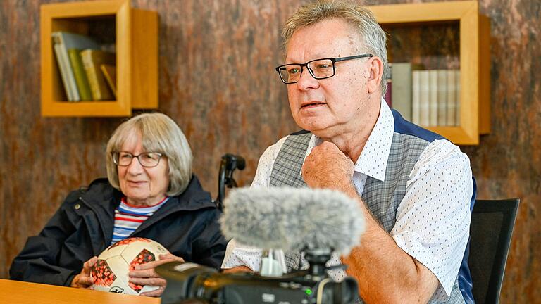 In so einem Umfeld sieht man Christa Bär und Peter Kemp eher selten: Normalerweise sind die beiden auf den Fußballplätzen der Region unterwegs. In so einem Umfeld sieht man Christa Bär und Peter Kemp eher selten: Normalerweise sind die beiden auf den Fußballplätzen der Region unterwegs.