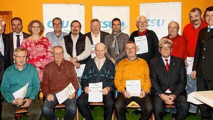 Zahlreiche Mitglieder wurden bei der CSU Obertheres für ihre langjährige Treue geehrt. Das Bild zeigt (vorne, von links) Hans Norbert Haller, Heinrich Firsching, Josef Säger, Rudolf Hartling und Hans-Peter Reise sowie (hinten, von links) Staatssekretär a.D. Dr. Albert Meyer, 1. Bürgermeister Matthias Schneider, stellvertretende Vorsitzende Manuela Weigl, Matthias Stadler, Günter Zaschka, Manfred Hümmer, Sascha Kess, Erwin Keller, Hans Männling, Karlheinz Ködel und CSU-Vorsitzenden und Landtagsabgeordneten Steffen Vogel. Zahlreiche Mitglieder wurden bei der CSU Obertheres für ihre langjährige Treue geehrt. Das Bild zeigt (vorne, von links) Hans Norbert Haller, Heinrich Firsching, Josef Säger, Rudolf Hartling und Hans-Peter Reise sowie (hinten, von links) Staatssekretär a.D. Dr. Albert Meyer, 1. Bürgermeister Matthias Schneider, stellvertretende Vorsitzende Manuela Weigl, Matthias Stadler, Günter Zaschka, Manfred Hümmer, Sascha Kess, Erwin Keller, Hans Männling, Karlheinz Ködel und CSU-Vorsitzenden und Landtagsabgeordneten Steffen Vogel.